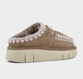 Mou Bounce Clog Metal Logo Pink Brow para Mujer